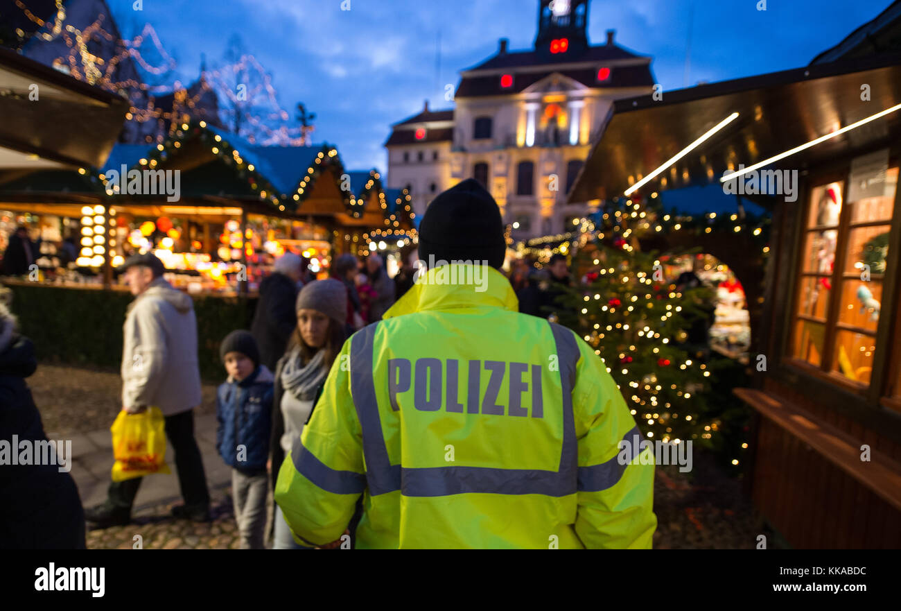 Lueneburg, Germany. 29th Nov, 2017. A policeman walks across the Christmas market at the city hall in Lueneburg, Germany, 29 November 2017. The Christmas market is open until 22 December. Credit: Philipp Schulze/dpa/Alamy Live News Stock Photo
