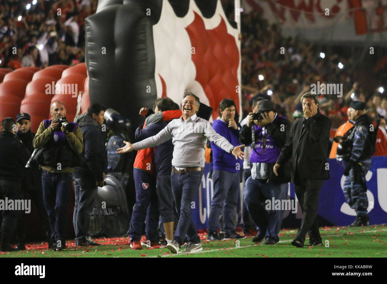 Buenos Aires, Argentina. 28th November, 2017. Ariel Holan, coach of Independiente celebrates after wins the Conmebol South American Cup semifinal match with Libertad (PAR) this tuesday on Libertadores de América Stadium in Avellaneda, Argentina. ( Credit: Néstor J. Beremblum/Alamy Live News Stock Photo