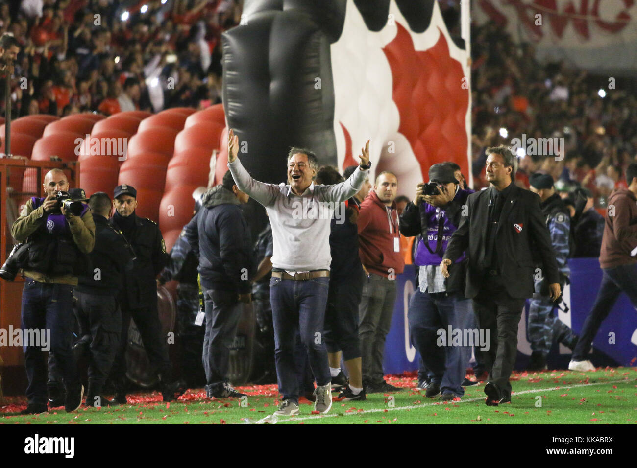 Buenos Aires, Argentina. 28th November, 2017. Ariel Holan, coach of Independiente celebrates after wins the Conmebol South American Cup semifinal match with Libertad (PAR) this tuesday on Libertadores de América Stadium in Avellaneda, Argentina. ( Credit: Néstor J. Beremblum/Alamy Live News Stock Photo