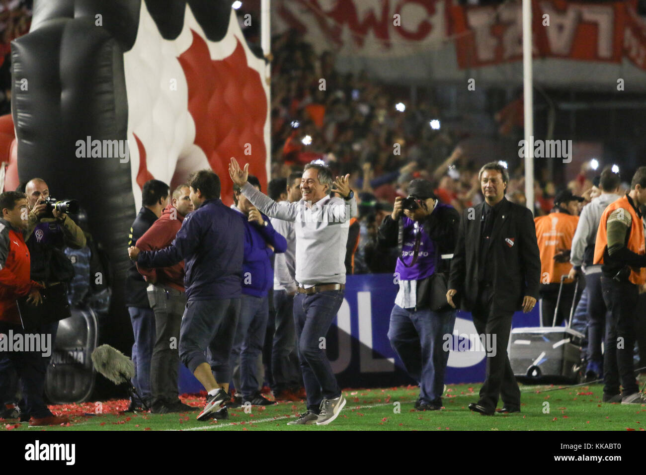 Buenos Aires, Argentina. 28th November, 2017. Ariel Holan, coach of Independiente celebrates after wins the Conmebol South American Cup semifinal match with Libertad (PAR) this tuesday on Libertadores de América Stadium in Avellaneda, Argentina. ( Credit: Néstor J. Beremblum/Alamy Live News Stock Photo