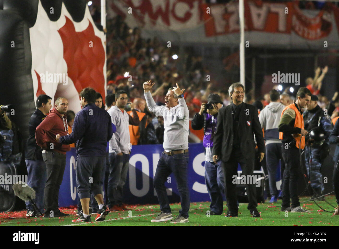 Buenos Aires, Argentina. 28th November, 2017. Ariel Holan, coach of Independiente celebrates after wins the Conmebol South American Cup semifinal match with Libertad (PAR) this tuesday on Libertadores de América Stadium in Avellaneda, Argentina. ( Credit: Néstor J. Beremblum/Alamy Live News Stock Photo