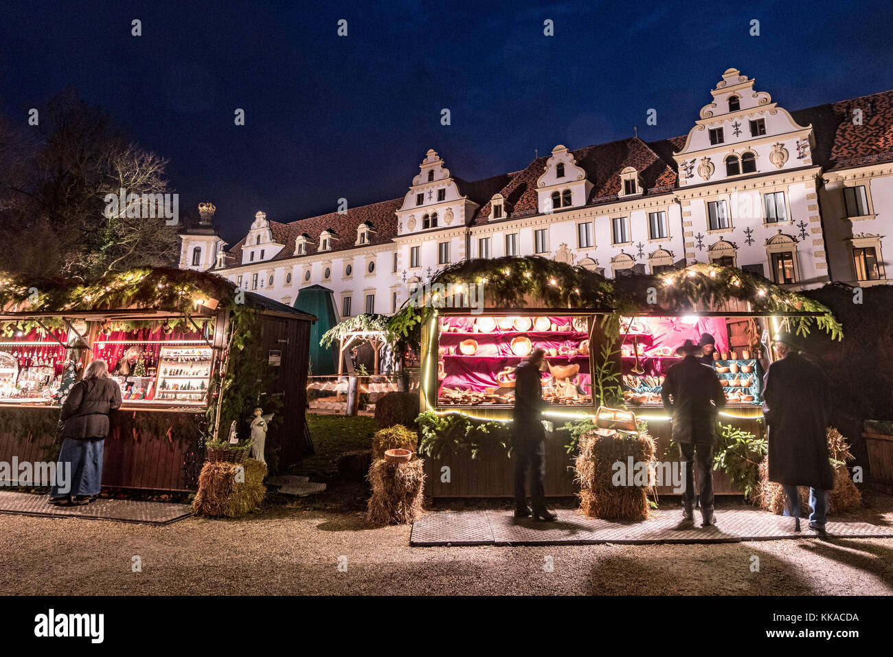 Regensburg, Germany. 29th Nov, 2017. View of the romantic Christmas market at the St. Emmeram