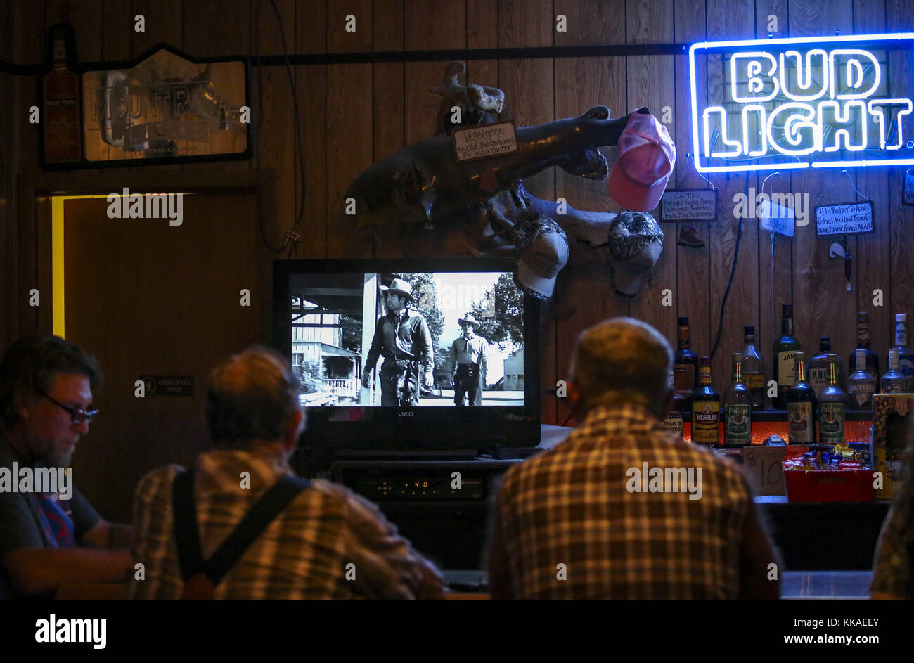 De Soto, Iowa, USA. 6th June, 2017. Old westerns play behind the bar at