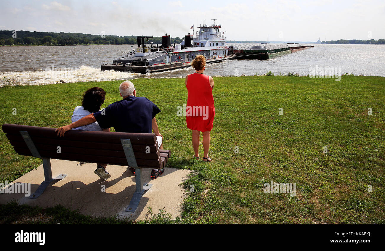 Le Clairie, Iowa, USA. 3rd Aug, 2017. Juliana and Kajlid Mrabet sit as