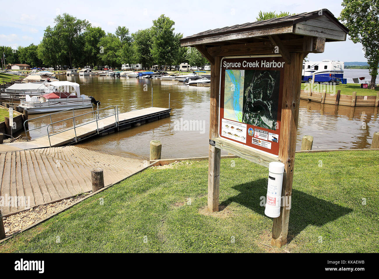Bellevue, Iowa, USA. 6th July, 2017. The 43acre Spruce Creek park lies