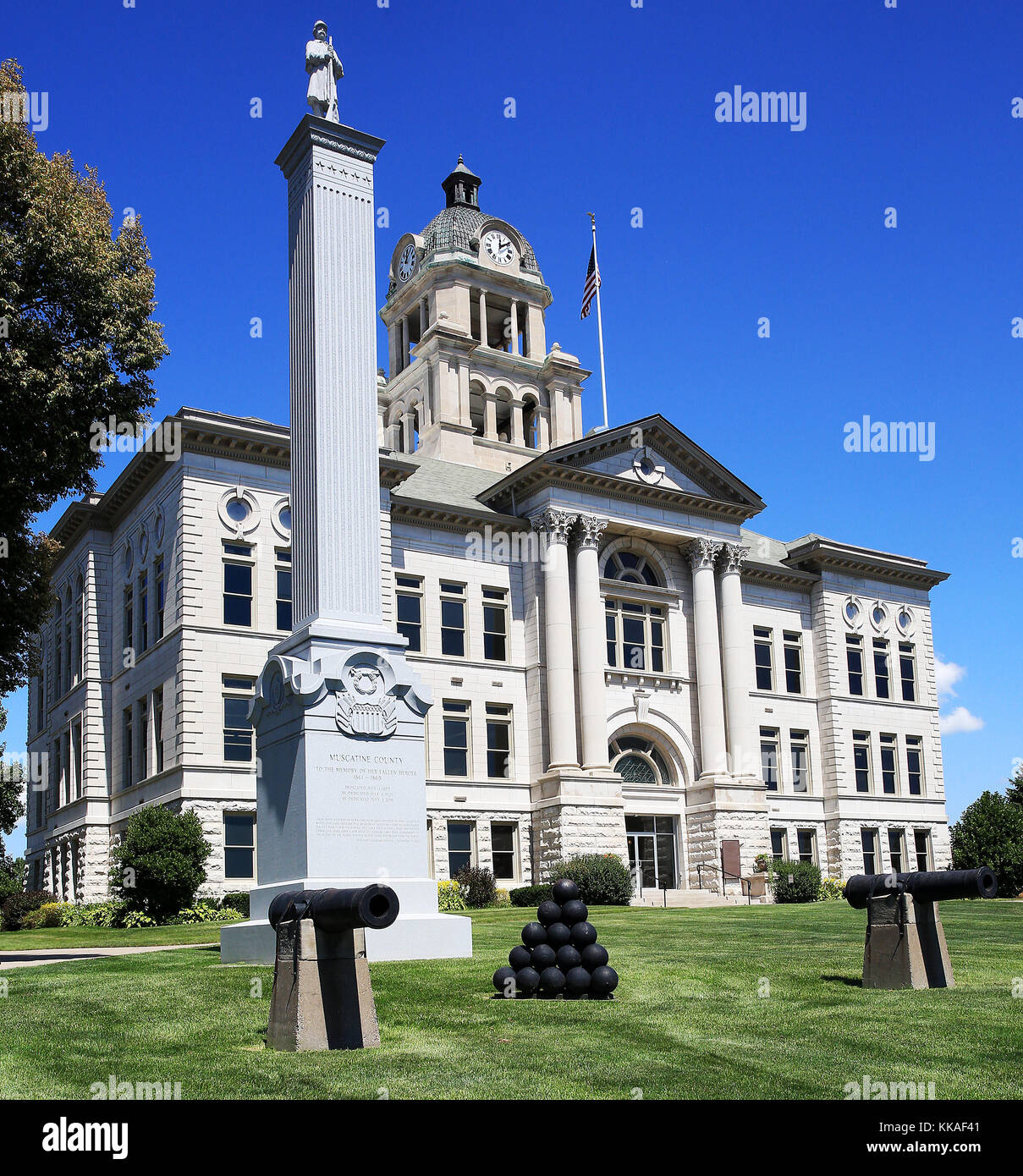 Muscatine, Iowa, USA. 8th Aug, 2017. The Muscatine County Courthouse at 401 E. 3rd Street is listed on the National Register of Historic Places.Muscatine County established in 1837 and Bloomington, as Muscatine was then called, was named the county seat. The first courthouse was built in 1840 of brick. It was destroyed by fire and a second courthouse was built in 1867. The two-story building featured a dome and a statue of the goddess of justice. The present court house was built beginning in 1907 in the same location as the previous courthouse and was constructed in the Beaux Arts style. Stock Photo