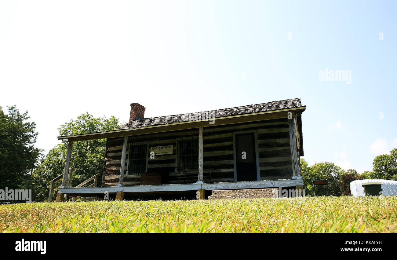 Iowa, USA. 10th Aug, 2017. Hawkeye Log Cabin, this cabin is located in