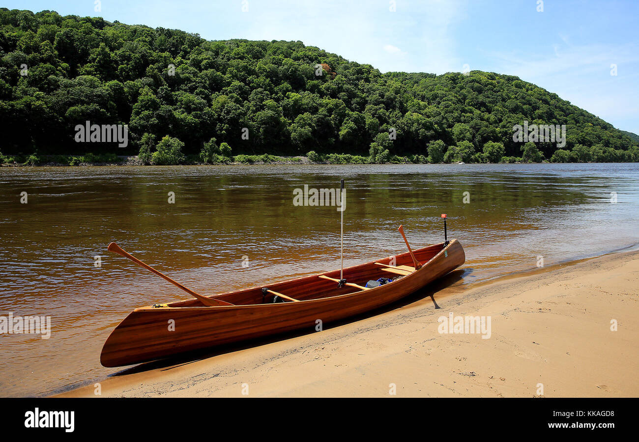 Wyalusing State Park. 27th June, 2017. Bagley, Iowa, U.S. - While the main  channel water is high kayakers and canoeists can find it difficult to  navigate the Glen Lake Canoe Trail through