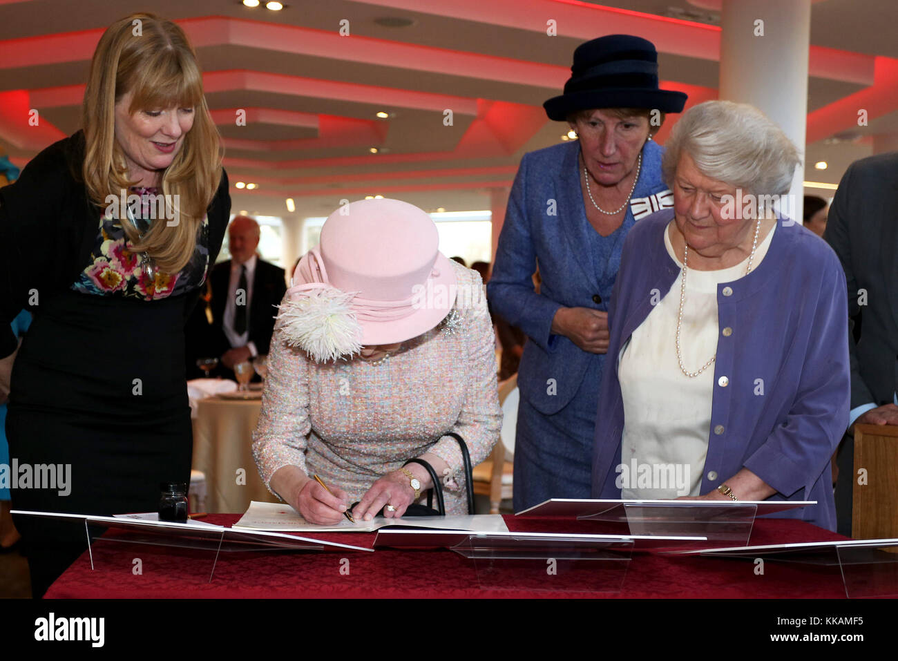 Chichester, West Sussex, UK. 30th November, 2017. Her Majesty The Queen's visit to the Chichester Festival Theatre in Chichester, West Sussex, UK.  Thursday 30th November 2017   Credit: Sam Stephenson/Alamy Live News Stock Photo