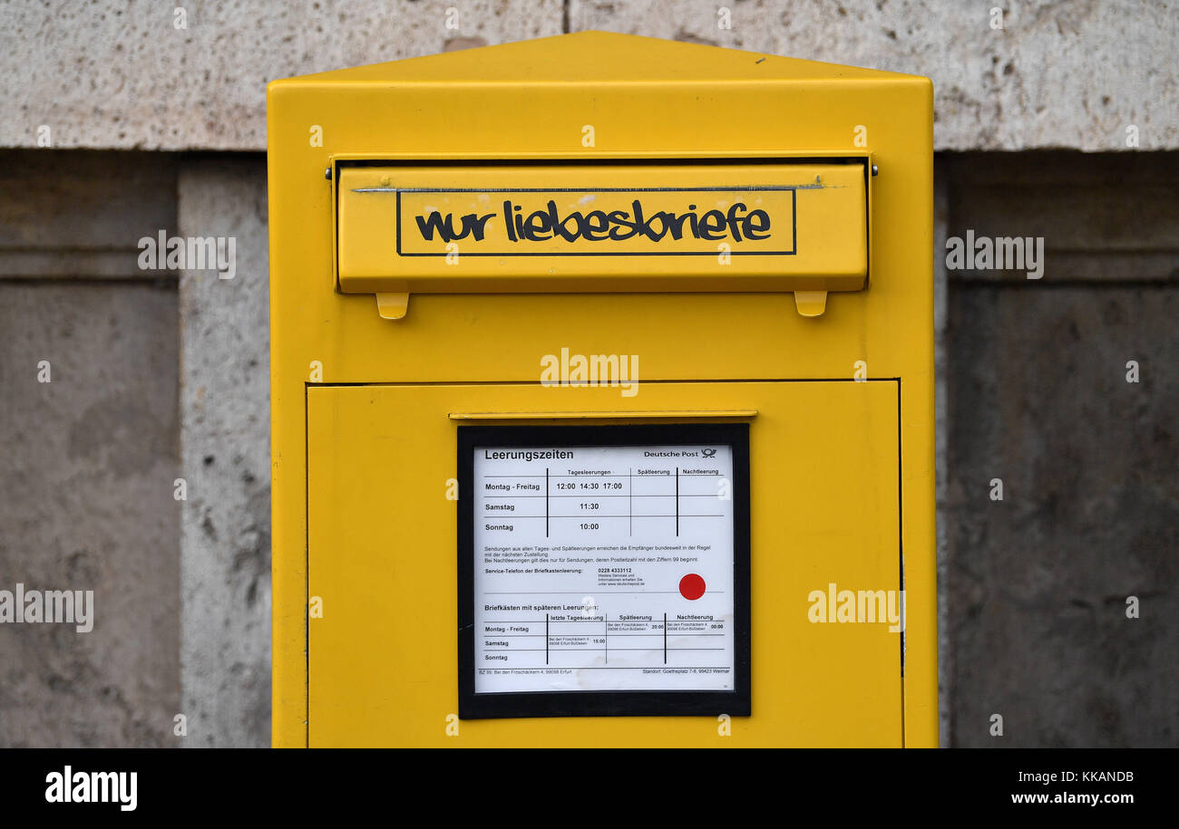 Weimar, Germany. 30th Nov, 2017. 'Nur Liebesbriefe' (lit. 'Love letters  only') was written on a letterbox of the Deutsche Post postal service at  the Goethe Square in Weimar, Germany, 30 November 2017.