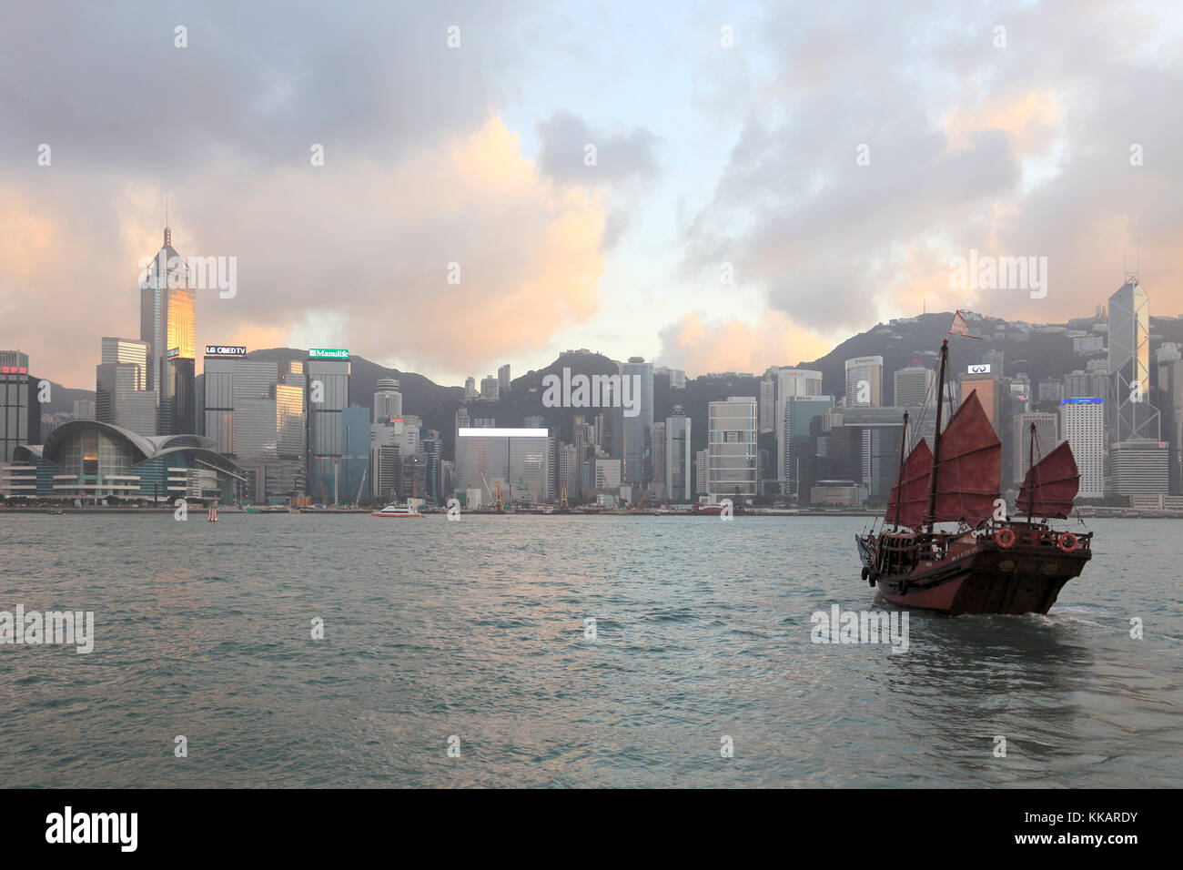Traditional Chinese junk, skyline, Victoria Harbour, Hong Kong Island, Hong Kong, China, Asia Stock Photo