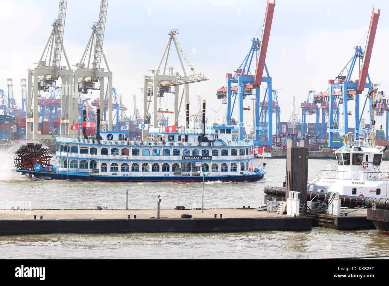 Harbor ferry in the port of hamburg hi-res stock photography and images ...