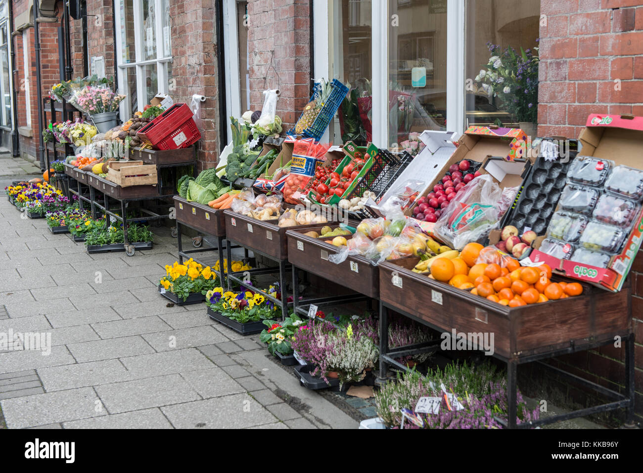 Grocery Shop Front Uk Stock Photos & Grocery Shop Front Uk Stock Images