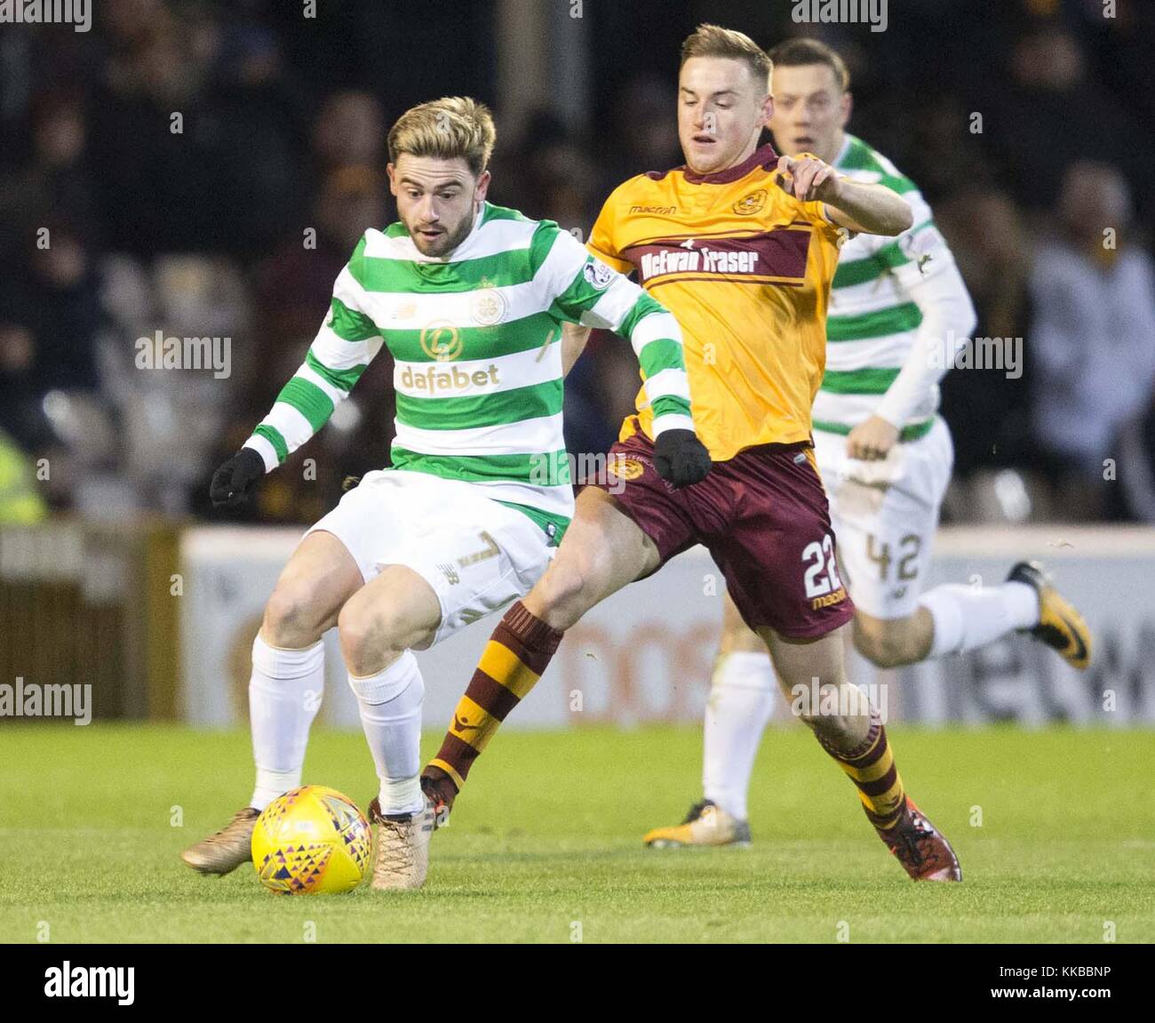 Celtic's Patrick Roberts (left) and Motherwell's Allan Campbell (right) during the Ladbrokes Scottish Premiership match at Fir Park, Motherwell. Stock Photo