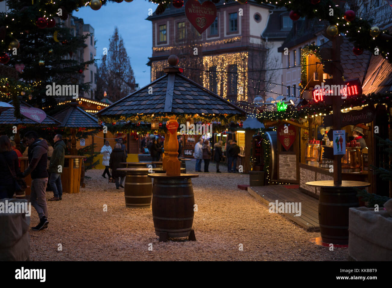 Food an mulled wine stalls at the Nibelungen Christmas market. The local court house can be seen in the background. The Christmas market in Worms, Ger Stock Photo