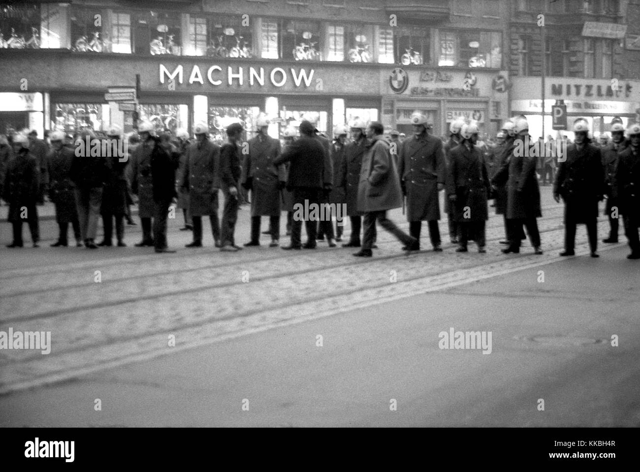 Philippe Gras / Le Pictorium -  Gathering in Berlin in 1968 -  1968  -  Germany / Berlin  -  The German demonstrations culminate on 17 and 18 February 1968. In Berlin, thousands of students from all over Europe oppose the war in Vietnam and the reform of universities. The movement is spreading to major German university cities. In 30 German cities, the student demonstrations turn to confrontation with the police. These are the Easter riots. The repression is brutal, and puts an end to massive demonstrations. The last one takes place in Bonn on May 11, 1968, and brings together a hundred thousa Stock Photo