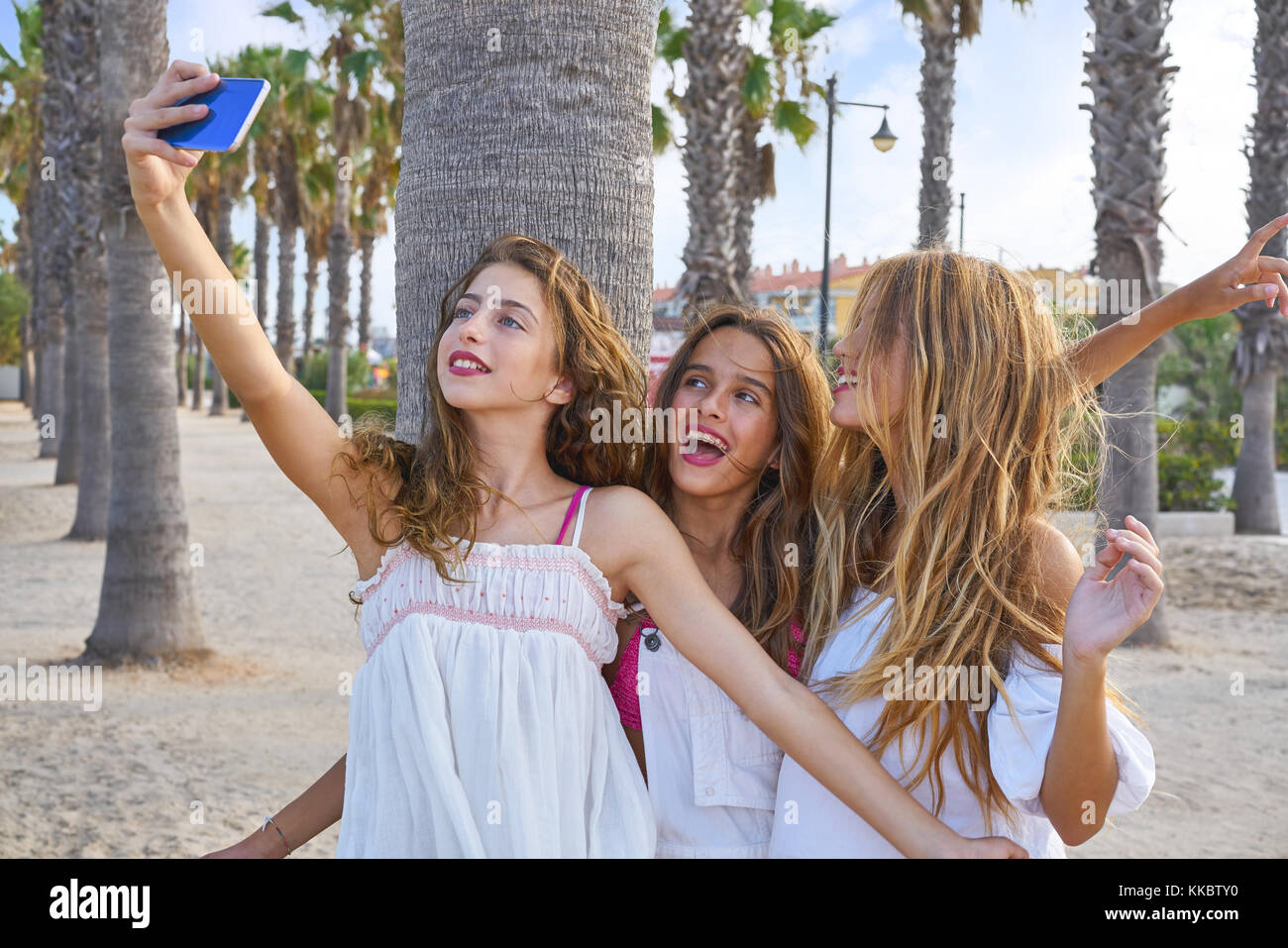 Group teen girls selfie hi-res stock photography and images - Alamy