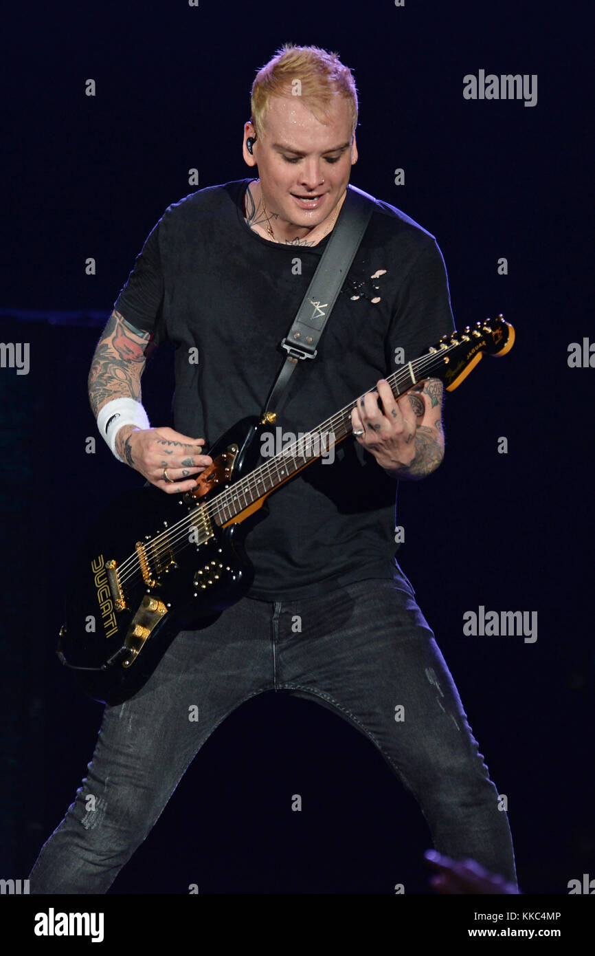WEST PALM BEACH, FL AUGUST 05 Matt Skiba of blink182 performs at