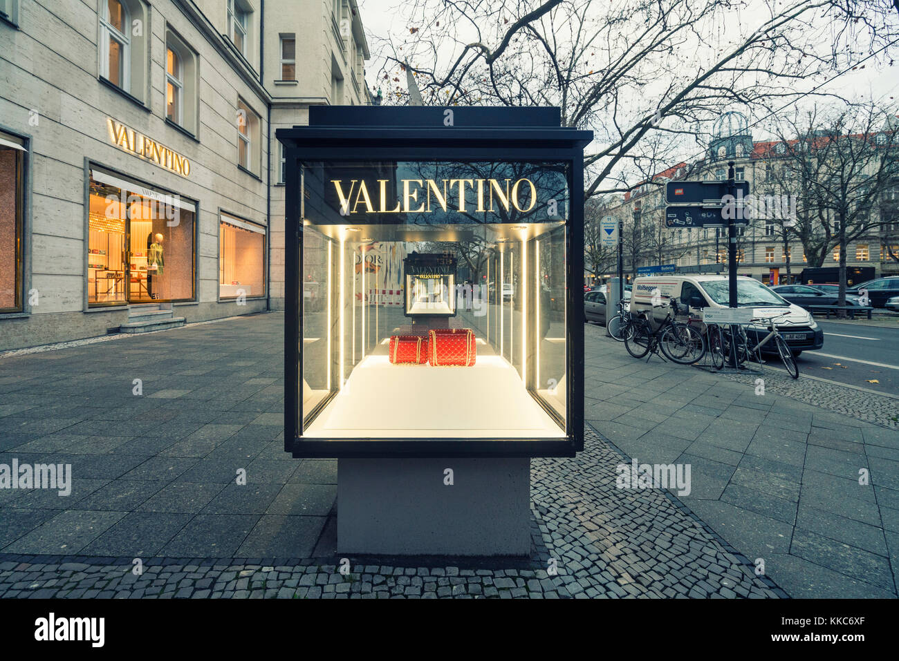 Uændret Til ære for gammelklog Glass display cabinet showing handbags for luxury boutique Valentino on  famous shopping street Kurfurstendamm , Kudamm, in Berlin, Germany Stock  Photo - Alamy