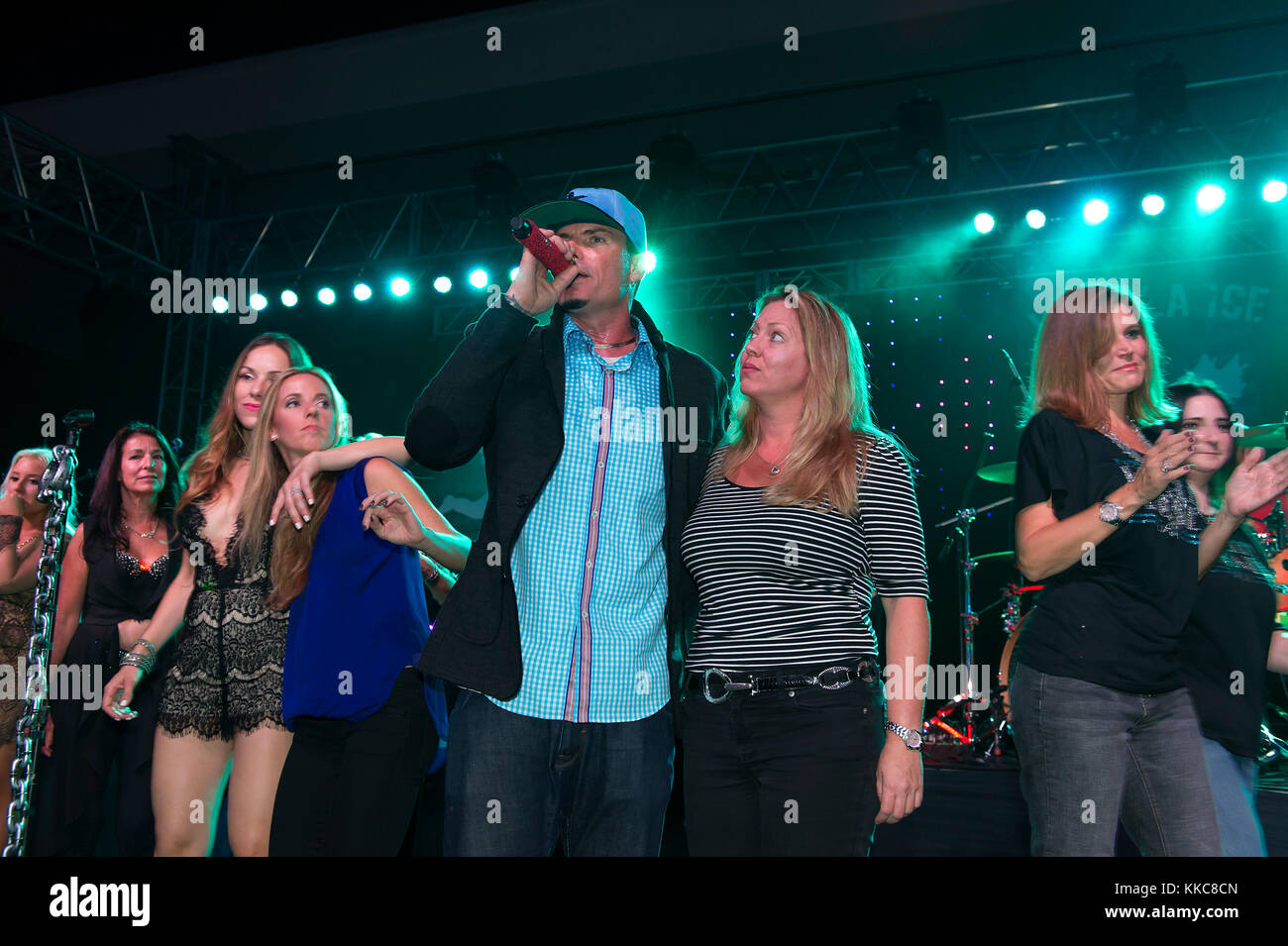 HOLLYWOOD FL NOVEMBER 13 Robert Van Winkle aka Vanilla Ice performs at Footy's Bubbles n