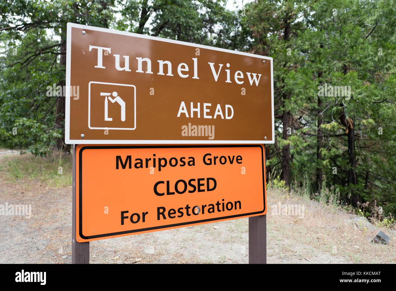 Sign for Tunnel View overlook in Yosemite National Park, with temporary sign announcing that the Mariposa Grove of giant sequoia redwood trees is closed, Yosemite Valley, California, 2016. Stock Photo