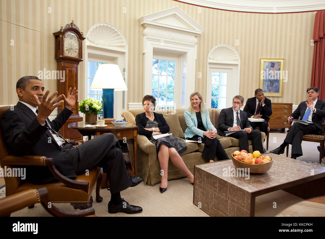 President Barack Obama meets with senior advisors in the Oval Office ...