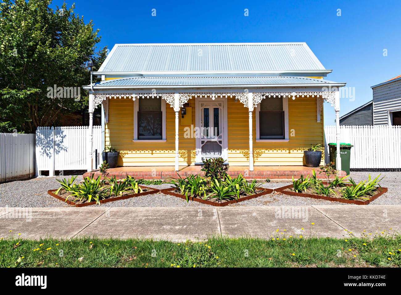 Weatherboard cottage hires stock photography and images Alamy