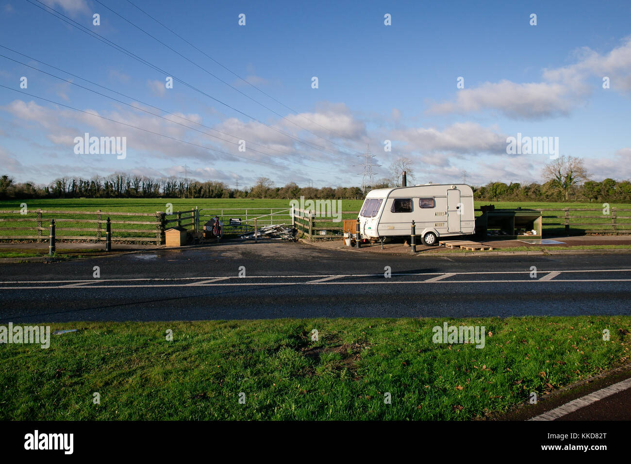 Celbridge, Ireland. 29 Nov, 2017: Irish Travellers settling in in Celbridge. Caravan parked on the side of the road at the entrance to the field. Stock Photo