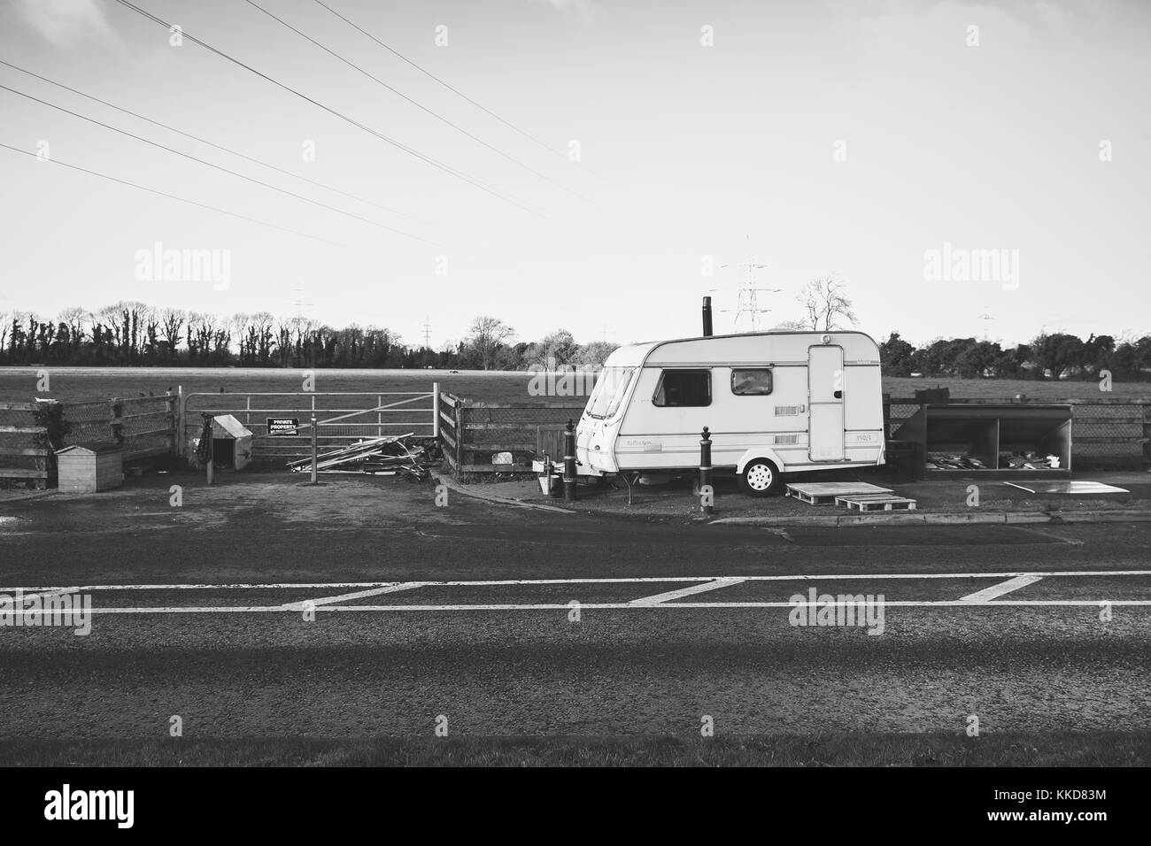 Celbridge, Ireland. 29 Nov, 2017: Irish Travellers settling in in Celbridge. Caravan parked on the side of the road at the entrance to the field. Stock Photo