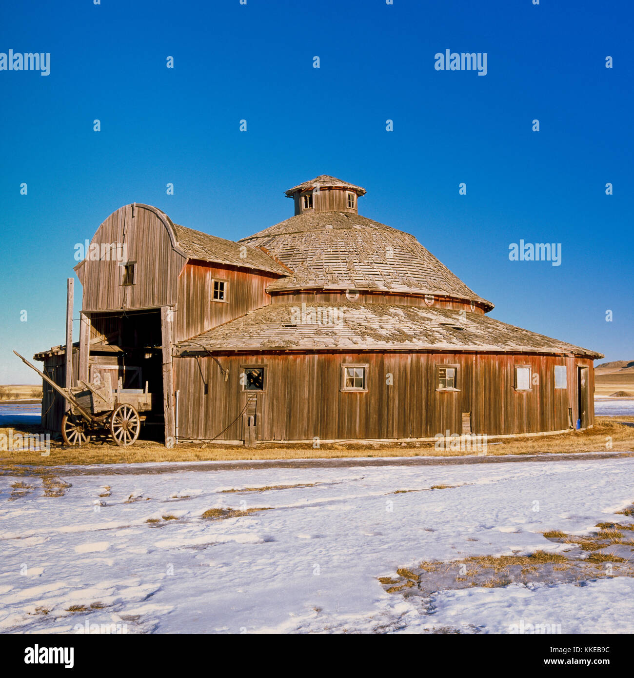 old round barn and wagon near conrad, montana Stock Photo Alamy