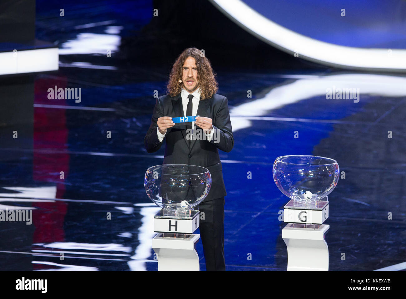 Moscow, Russia. 1st Dec, 2017. Spain's former soccer player Carles Puyol shows 'H2' during the Final Draw of the FIFA World Cup 2018 at the Kremlin Palace in Moscow, capital of Russia, Dec. 1, 2017. Credit: Bai Xueqi/Xinhua/Alamy Live News Stock Photo
