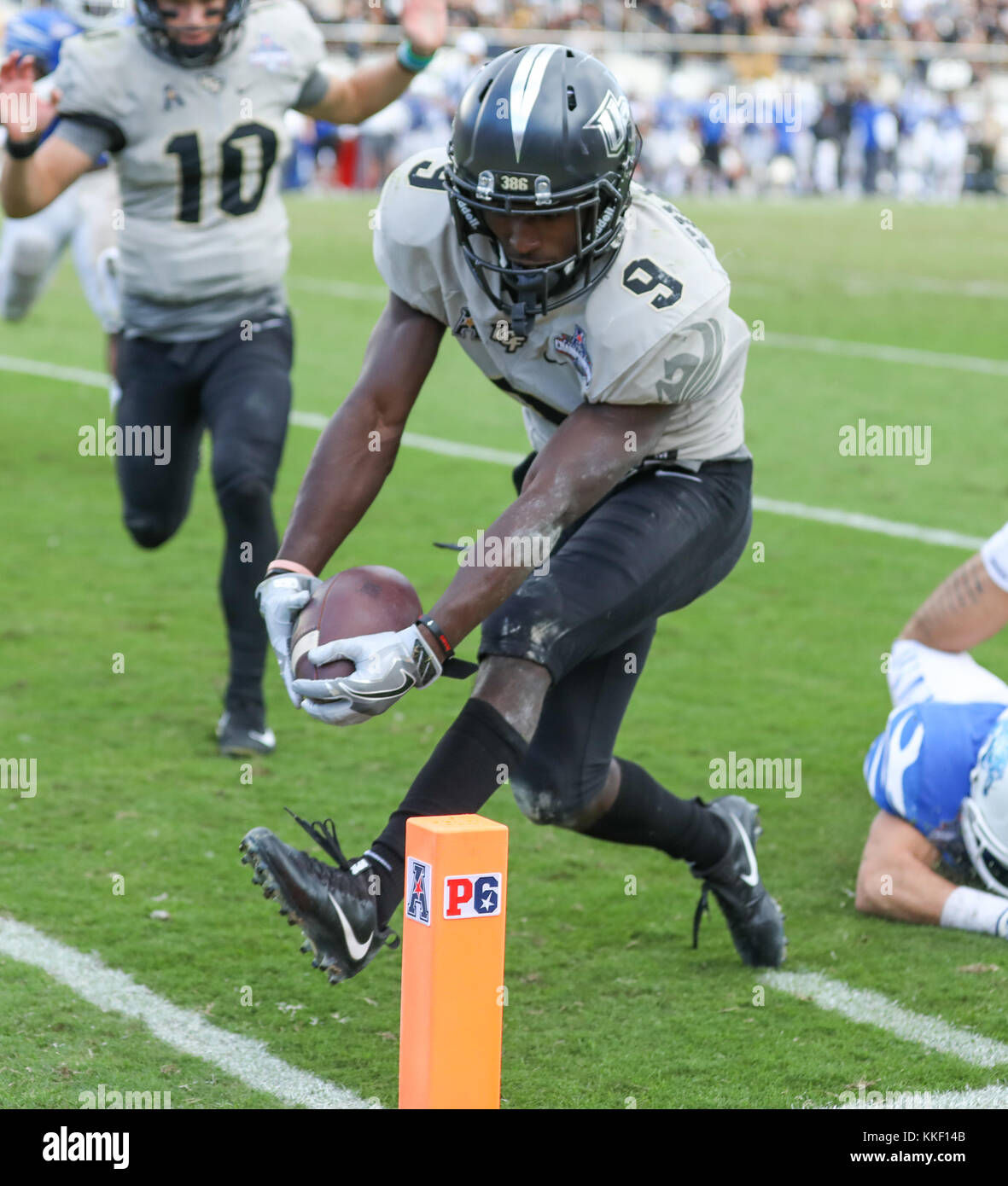 Orlando, FL, USA. 2nd Dec, 2017. UCF's Adrian Killins Jr. #9 crosses the goal line to score a touchdown during the AAC Championship football game between the UCF Knights and the Memphis Tigers at the Spectrum Stadium in Orlando, FL. Kyle Okita/CSM/Alamy Live News Stock Photo