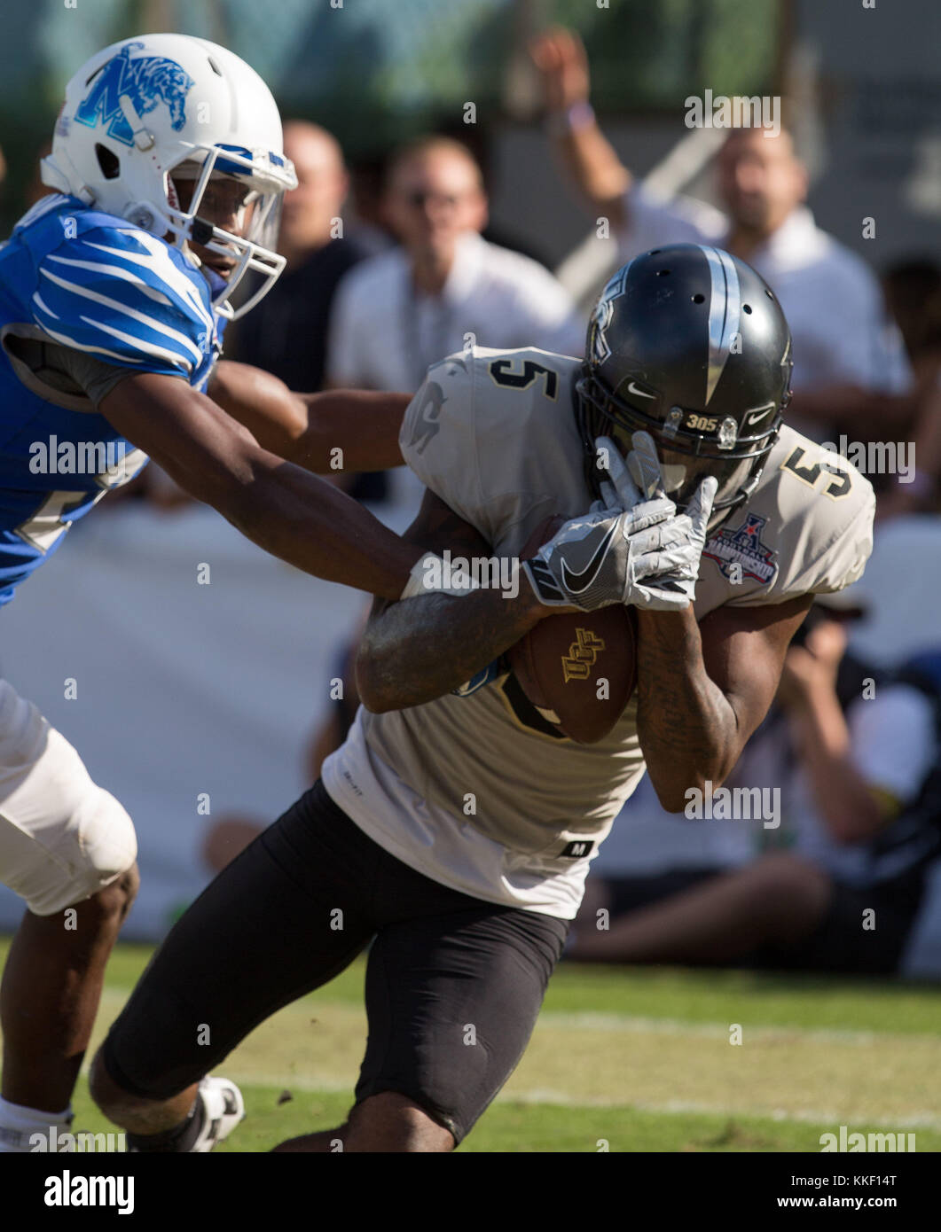 Orlando, FL, USA. 2nd Dec, 2017. UCF's Dredrick Snelson #5 cathes a pass for a touchdown during the AAC Championship football game between the UCF Knights and the Memphis Tigers at the Spectrum Stadium in Orlando, FL. Kyle Okita/CSM/Alamy Live News Stock Photo