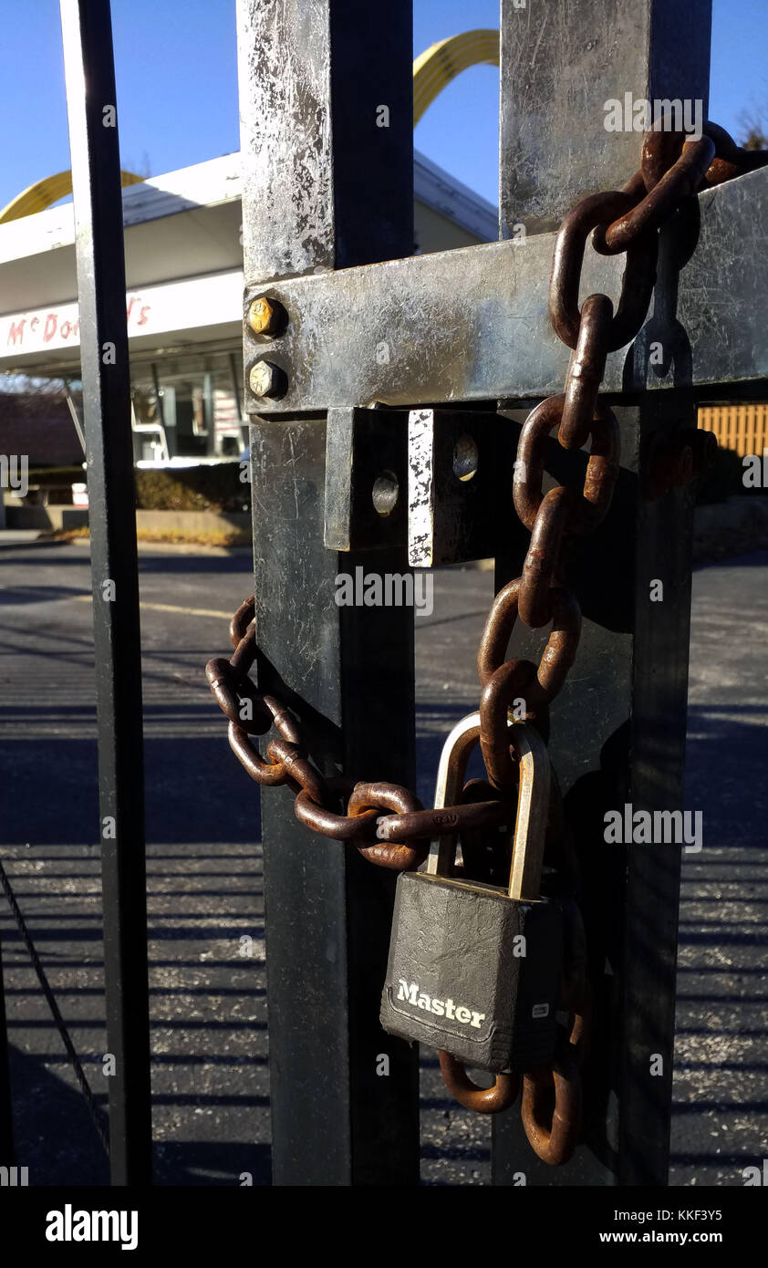 Des Plaines, USA. 2 December, 2017. A Master Lock padlock and heavy rusted chain secure a gate outside the endangered McDonald's No. 1 Store Museum on Saturday, Dec. 2, 2017 in Des Plaines, IL, USA. Credit: Apex MediaWire/Alamy Live News Stock Photo