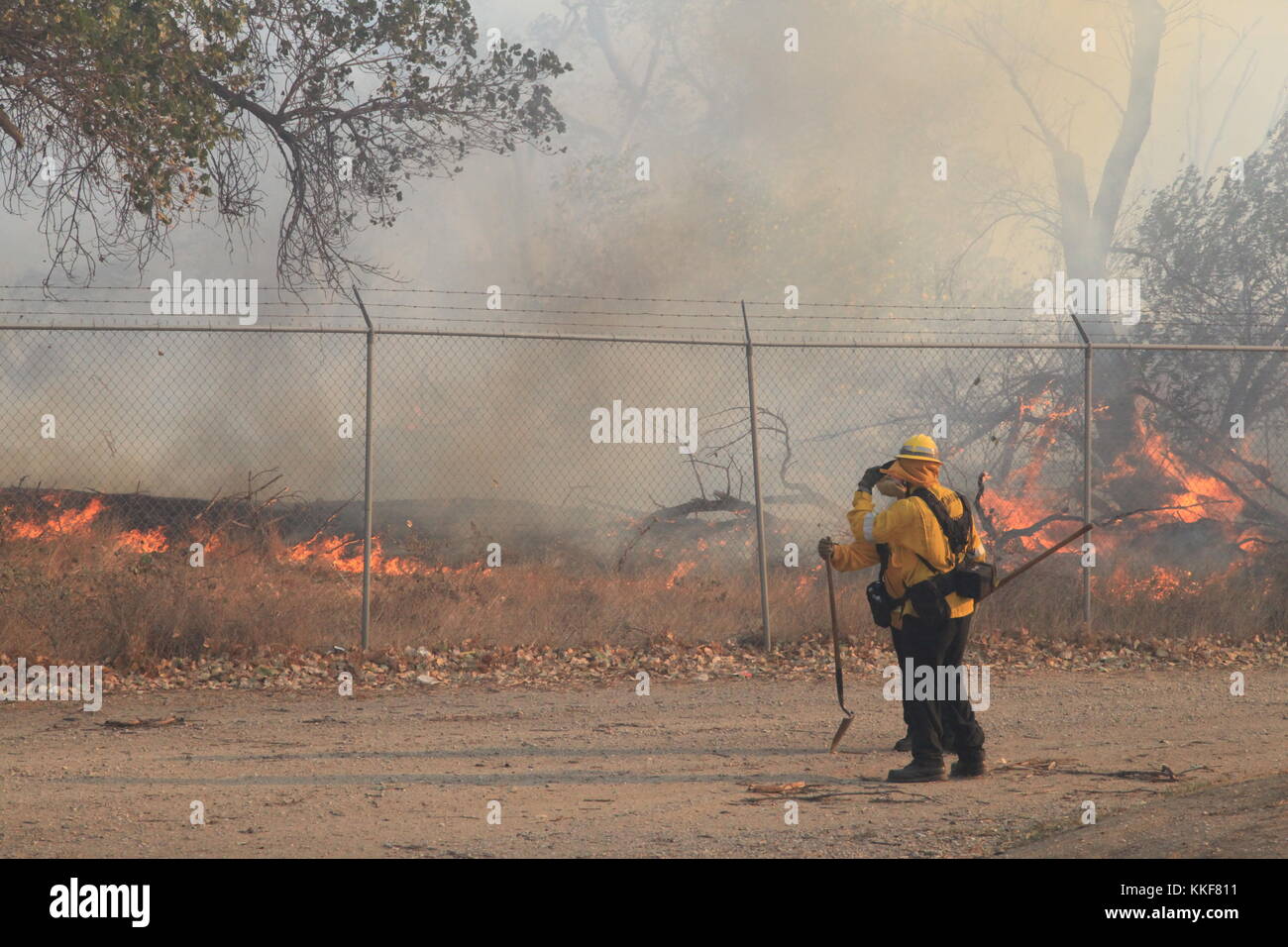 California, USA. 5th Dec, 2017. Firefighters encounter the flame in Ventura County of California, the United States, Dec. 5, 2017. Brush fires across the region were fed by extremely high winds, low humidities and dry fuel. Hundreds of fire fighters have been working very hard to minimize damage to property and evacuations are taking place in many places in south California, said authorities. Credit: Huang Heng/Xinhua/Alamy Live News Stock Photo