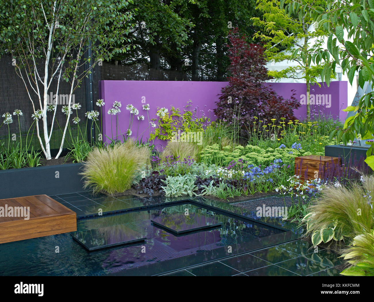 An important modern contemporary garden with stylish features and