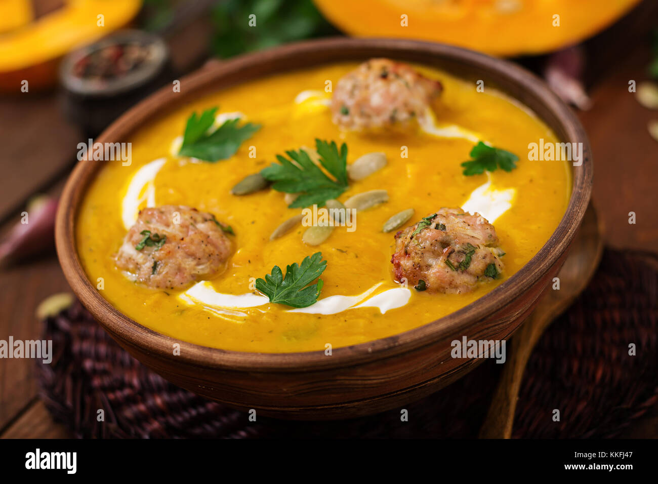 тыквенные фрикадельки. тыквенные фрикадельки. суп с фрикадельками и тыквой. тыквенный крем суп с фрикадельками. тыквенный крем суп с фрикадельками.