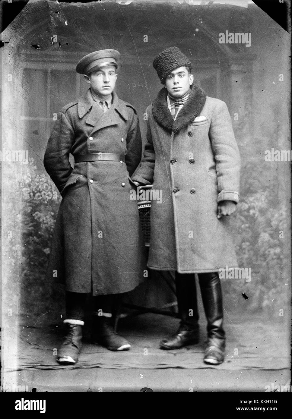 Doi tineri, unul în costum militar, 1940 CA 20131203 (11193131614 Stock  Photo - Alamy