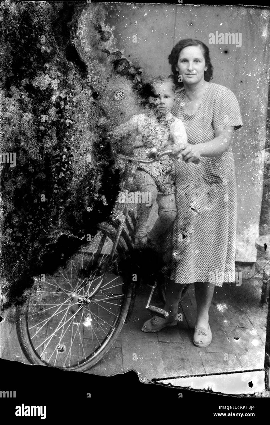 Mamă cu copil pe bicicletă, celuloid Ca 20140203 (12292255554) Stock Photo