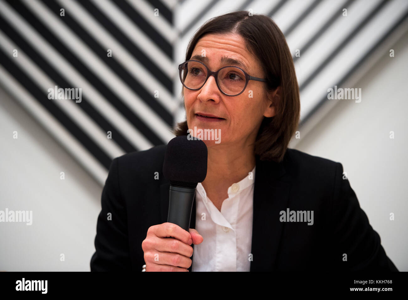 Duesseldorf, Germany. 30th Nov, 2017. Susanne Gaensheimer, Director of the Art Collection NRW, speaks on the occasion of the retrospective exhibition of teh artist Herrera in Duesseldorf, Germany, 30 November 2017. The 'Kunstsammlung NRW') presents works from the 70 active years of the Cuban-US-American artst. The 102-year-old counts as one of the pioneers of colour field painting and geometrical abstraction in the US. Credit: Lisa Ducret/dpa/Alamy Live News Stock Photo