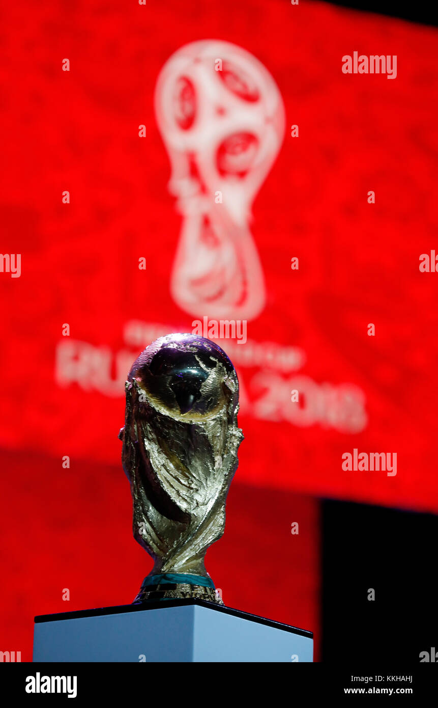 Moskau, Russland. 29th Nov, 2017. Der FIFA- Weltpokal/Trophaee, Trophy vor dem Logo der WM 2018. Fussball: Auslosung zur FIFA- Fussball Weltmeisterschaft 2018 in Moskau, Russland 01.12.2017 - Football, Draw for the FIFA- World Cup 2018, Moscow, December 01, 2017 |usage worldwide Credit: dpa/Alamy Live News Stock Photo