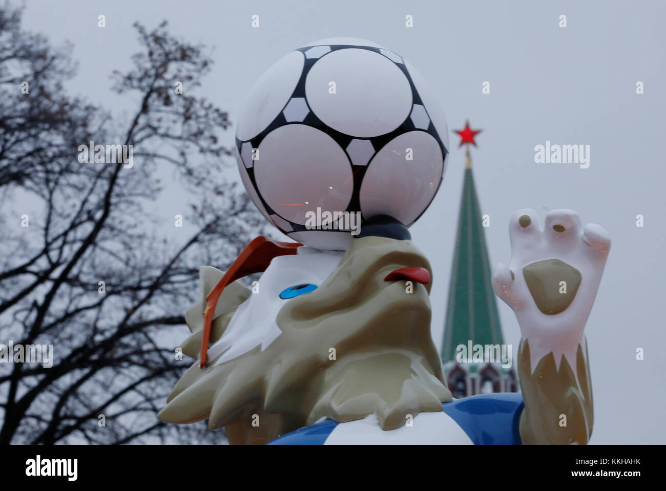 Moskau, Russland. 29th Nov, 2017. Der Kreml with dem Wolf Zabivaka, Maskottchen der Fussball- WM 2018. Feature/Schmuckbild/Hintergrund/Hintergrundbild. Fussball: Auslosung zur FIFA- Fussball Weltmeisterschaft 2018 in Moskau, Russland 01.12.2017 - Football, Draw for the FIFA- World Cup 2018, Moscow, December 01, 2017 |usage worldwide Credit: dpa/Alamy Live News Stock Photo
