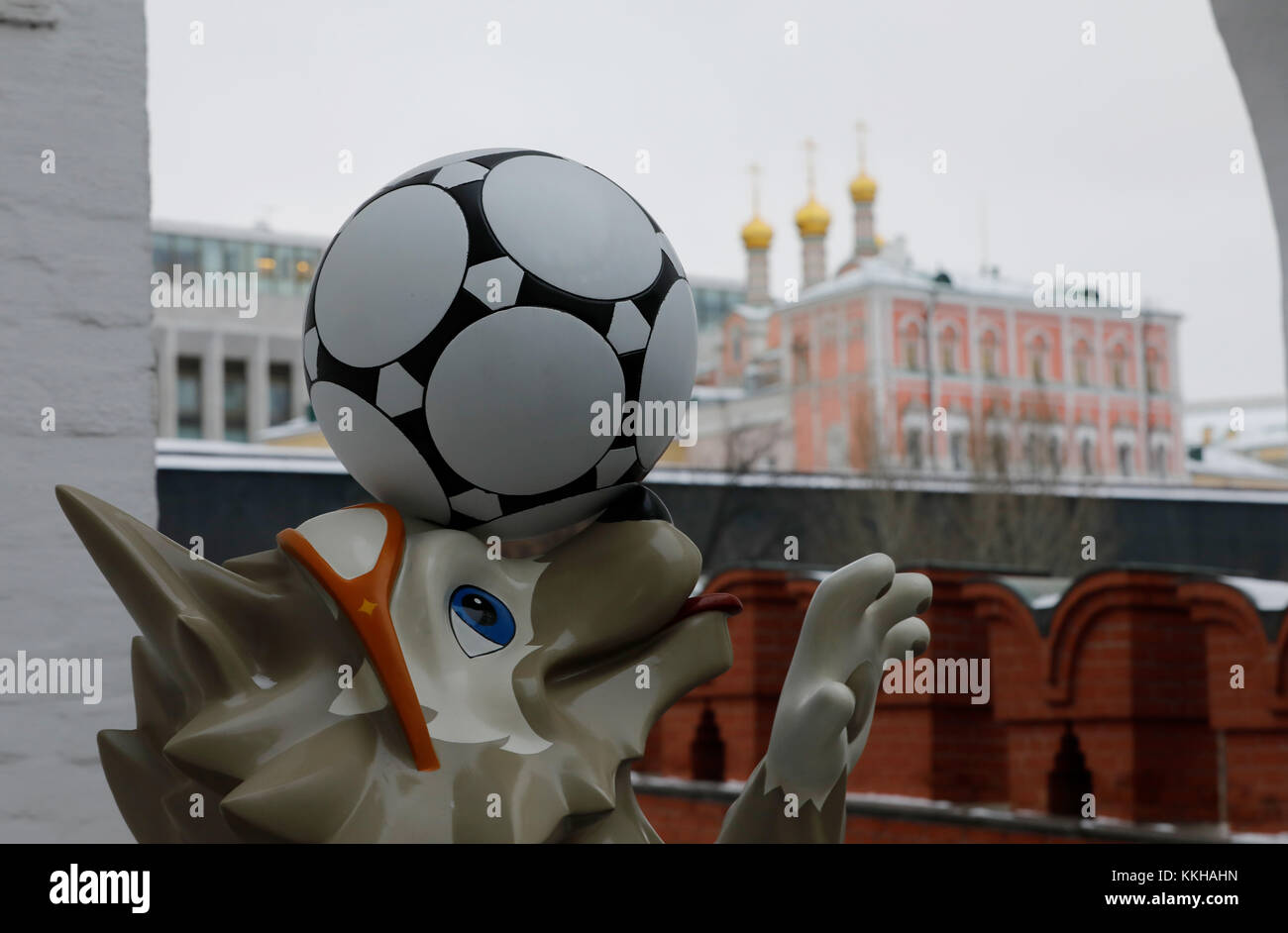 Moskau, Russland. 29th Nov, 2017. Der Kreml with dem Wolf Zabivaka, Maskottchen der Fussball- WM 2018. Fussball: Auslosung zur FIFA- Fussball Weltmeisterschaft 2018 in Moskau, Russland 01.12.2017 - Football, Draw for the FIFA- World Cup 2018, Moscow, December 01, 2017 |usage worldwide Credit: dpa/Alamy Live News Stock Photo