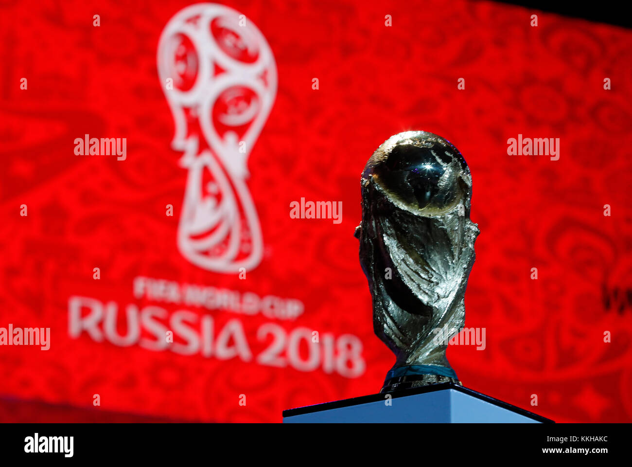Moskau, Russland. 29th Nov, 2017. Der FIFA- Weltpokal/Trophaee, Trophy vor dem Logo der WM 2018. Fussball: Auslosung zur FIFA- Fussball Weltmeisterschaft 2018 in Moskau, Russland 01.12.2017 - Football, Draw for the FIFA- World Cup 2018, Moscow, December 01, 2017 |usage worldwide Credit: dpa/Alamy Live News Stock Photo