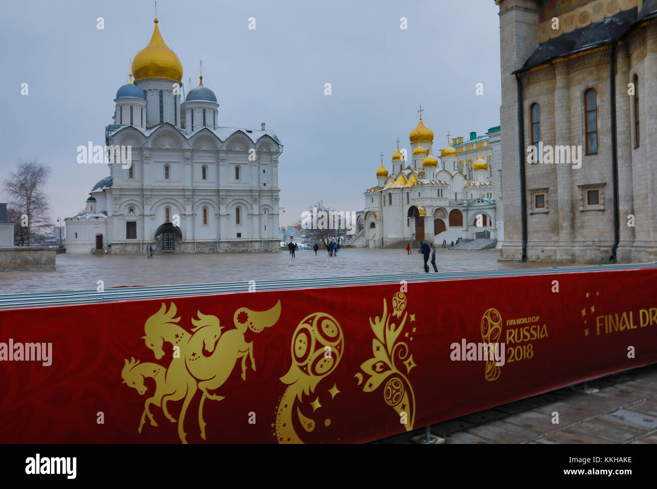Moskau, Russland. 29th Nov, 2017. Der Kreml with WM 2018 Logos und Plakaten. Feature/Schmuckbild/Hintergrund/Hintergrundbild. Fussball: Auslosung zur FIFA- Fussball Weltmeisterschaft 2018 in Moskau, Russland 01.12.2017 - Football, Draw for the FIFA- World Cup 2018, Moscow, December 01, 2017 |usage worldwide Credit: dpa/Alamy Live News Stock Photo
