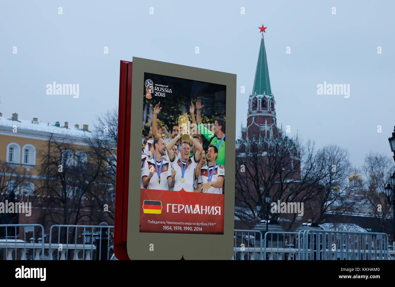 Moskau, Russland. 29th Nov, 2017. Der Kreml with WM 2018 Logos und Plakaten. Hier with einem Plakat vom Weltmeister 2014 Germany with Bastian Schweinsteiger. Feature/Schmuckbild/Hintergrund/Hintergrundbild. Fussball: Auslosung zur FIFA- Fussball Weltmeisterschaft 2018 in Moskau, Russland 01.12.2017 - Football, Draw for the FIFA- World Cup 2018, Moscow, December 01, 2017 |usage worldwide Credit: dpa/Alamy Live News Stock Photo