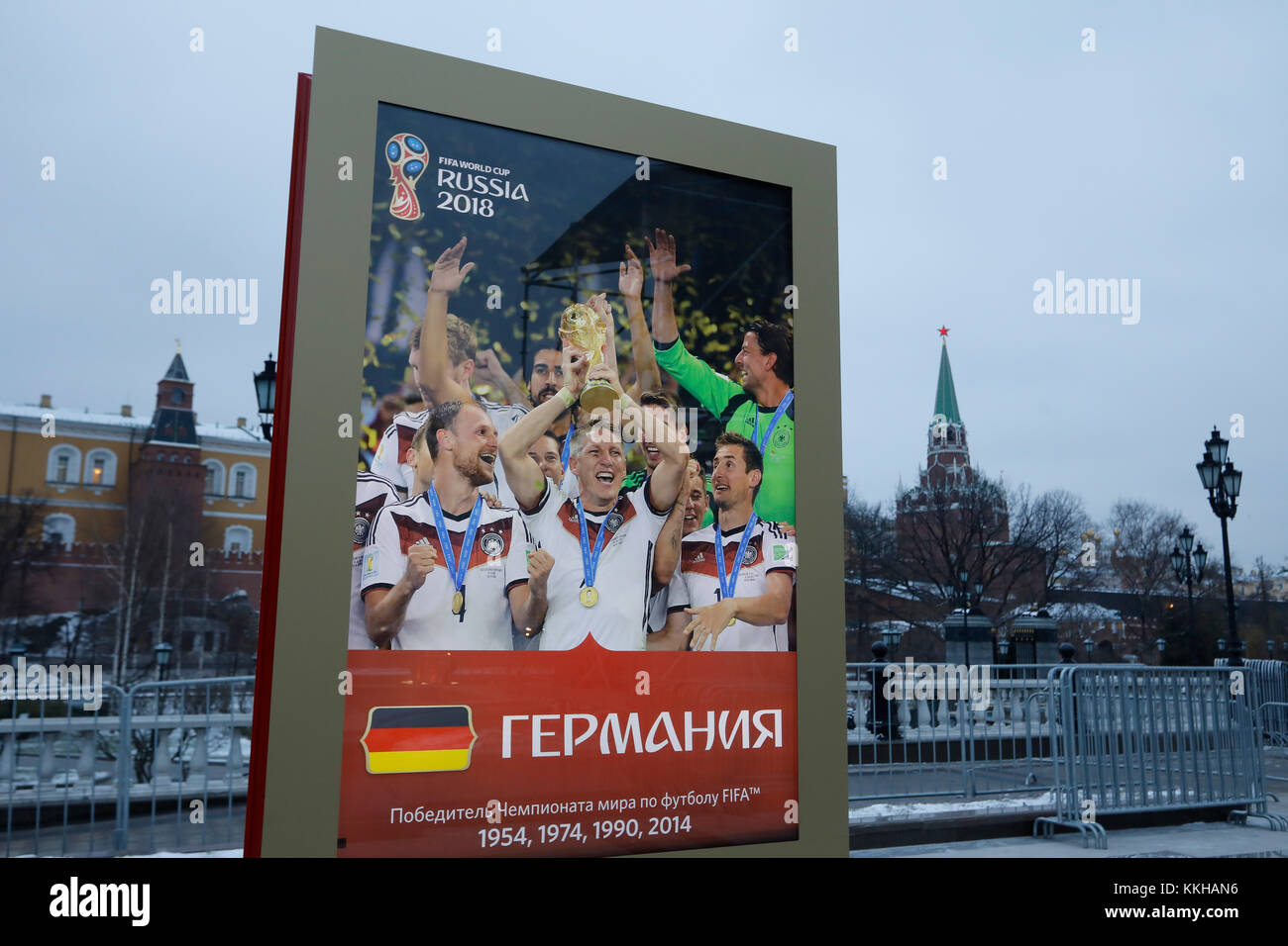 Moskau, Russland. 29th Nov, 2017. Der Kreml with WM 2018 Logos und Plakaten. Hier with einem Plakat vom Weltmeister 2014 Germany with Bastian Schweinsteiger. Feature/Schmuckbild/Hintergrund/Hintergrundbild. Fussball: Auslosung zur FIFA- Fussball Weltmeisterschaft 2018 in Moskau, Russland 01.12.2017 - Football, Draw for the FIFA- World Cup 2018, Moscow, December 01, 2017 |usage worldwide Credit: dpa/Alamy Live News Stock Photo