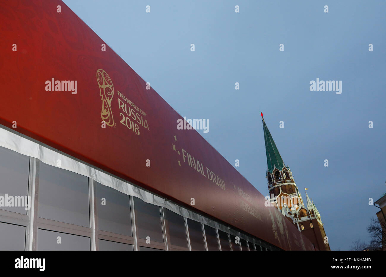 Moskau, Russland. 29th Nov, 2017. Kreml/ Moskau Stadtansicht with Logo und Plakaten zur WM 2018. Feature/Schmuckbild/Hintergrund/Hintergrundbild. Fussball: Auslosung zur FIFA- Fussball Weltmeisterschaft 2018 in Moskau, Russland 01.12.2017 - Football, Draw for the FIFA- World Cup 2018, Moscow, December 01, 2017 |usage worldwide Credit: dpa/Alamy Live News Stock Photo