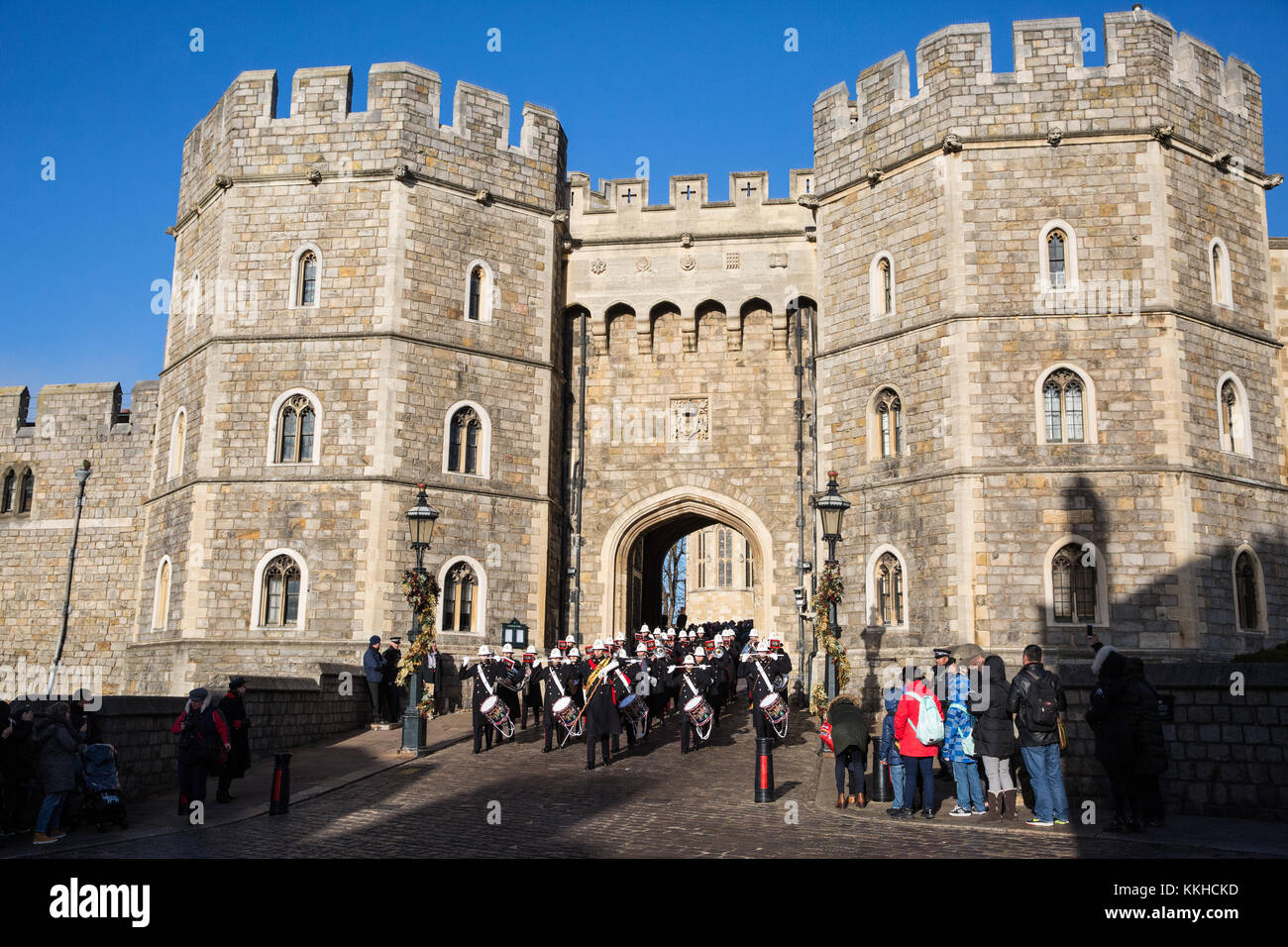Windsor, UK. 1st Dec, 2017. The Henry VIII Gateway at Windsor Castle