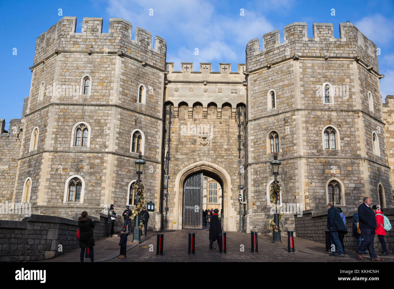 Windsor, UK. 1st Dec, 2017. The Henry VIII Gateway at Windsor Castle